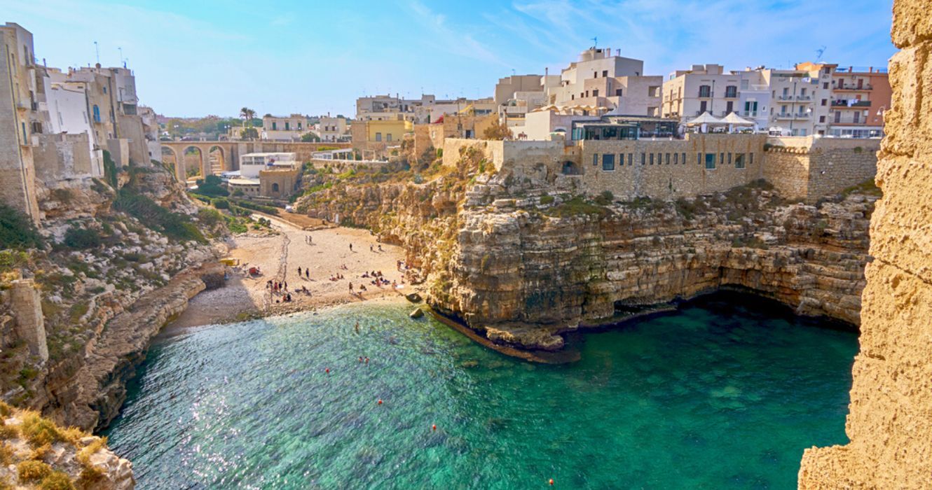10 destinos de praia mais baratos que você pode reservar em todo o mundo 3 uma vista aérea da praia em puglia, itália