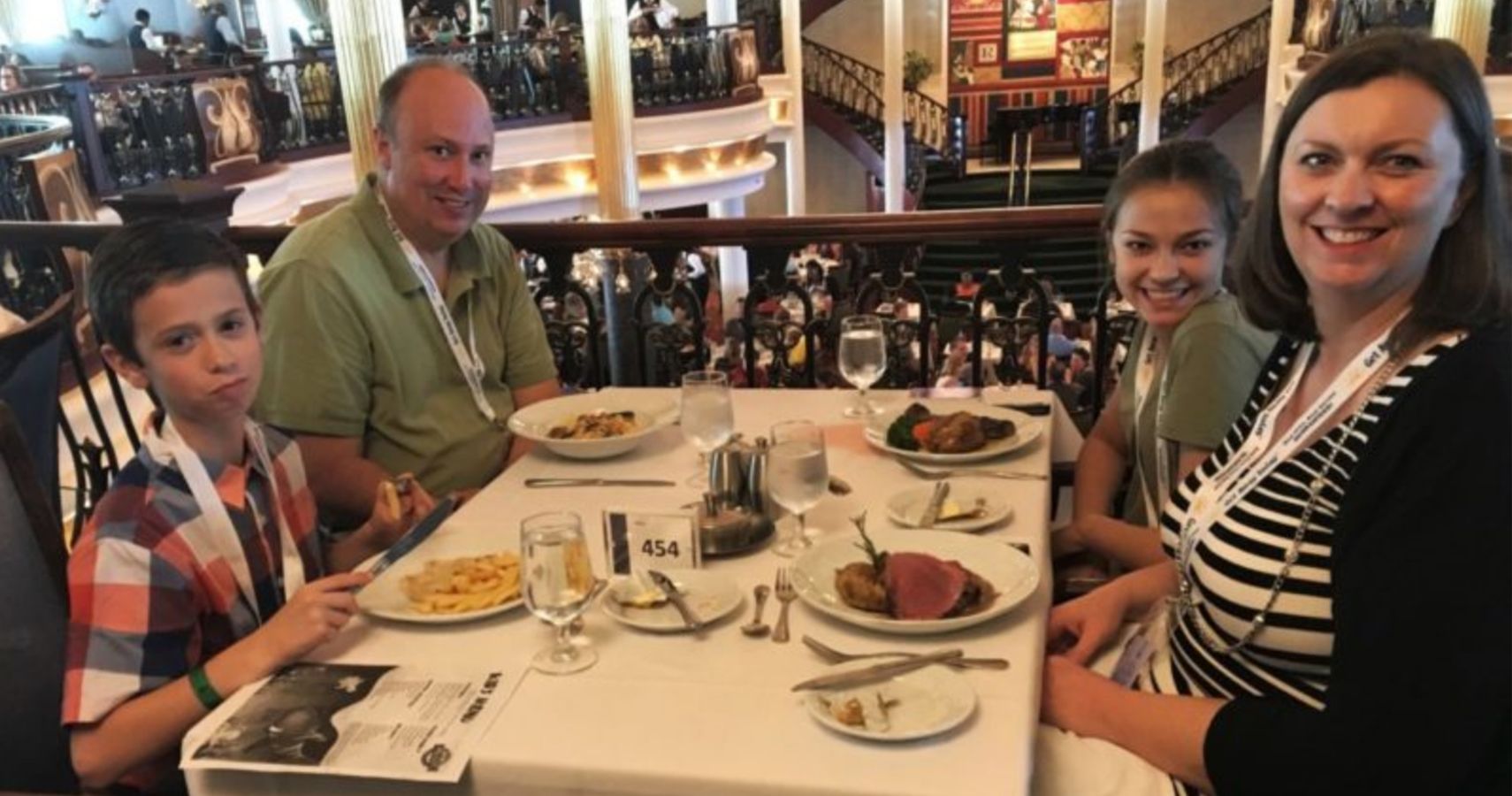 Serviços que os turistas supõem que a maioria dos cruzeiros oferece, mas não oferecem 6 Jantar em família no navio de cruzeiro