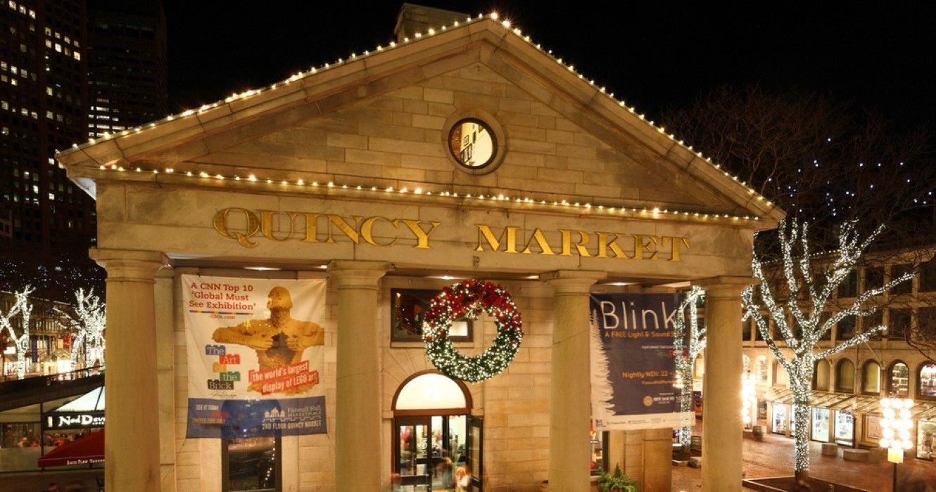 10 atividades divertidas em Boston para a melhor celebração de Natal 3 Quincy Market à noite durante o Natal em Boston, Massachusetts
