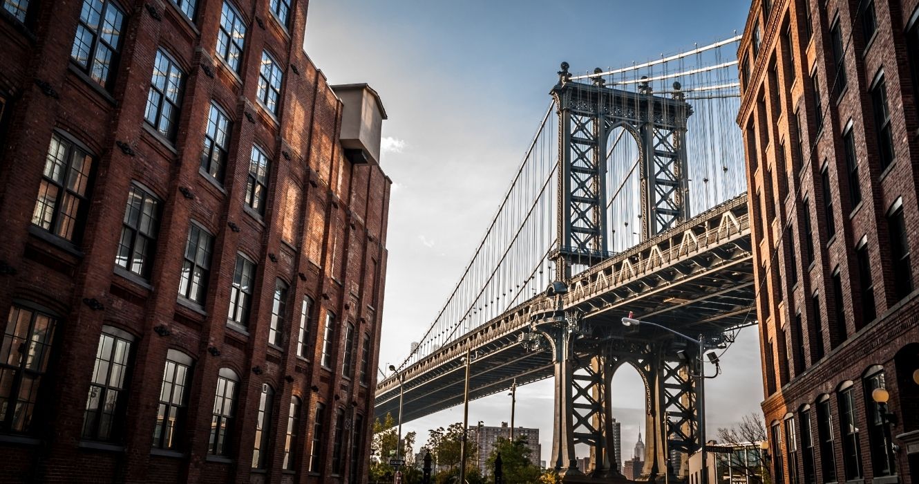 10 coisas gratuitas para fazer em Nova York (que também são itens da lista de baldes) 3 a ponte de manhattan vista através de prédios em nyc