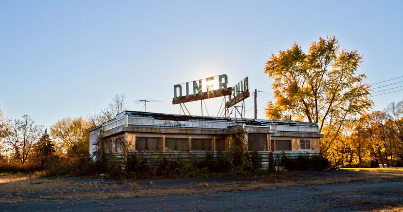 10 fotos tristes de clientes abandonados nos Estados Unidos 3 Uma lanchonete abandonada ao pôr do sol