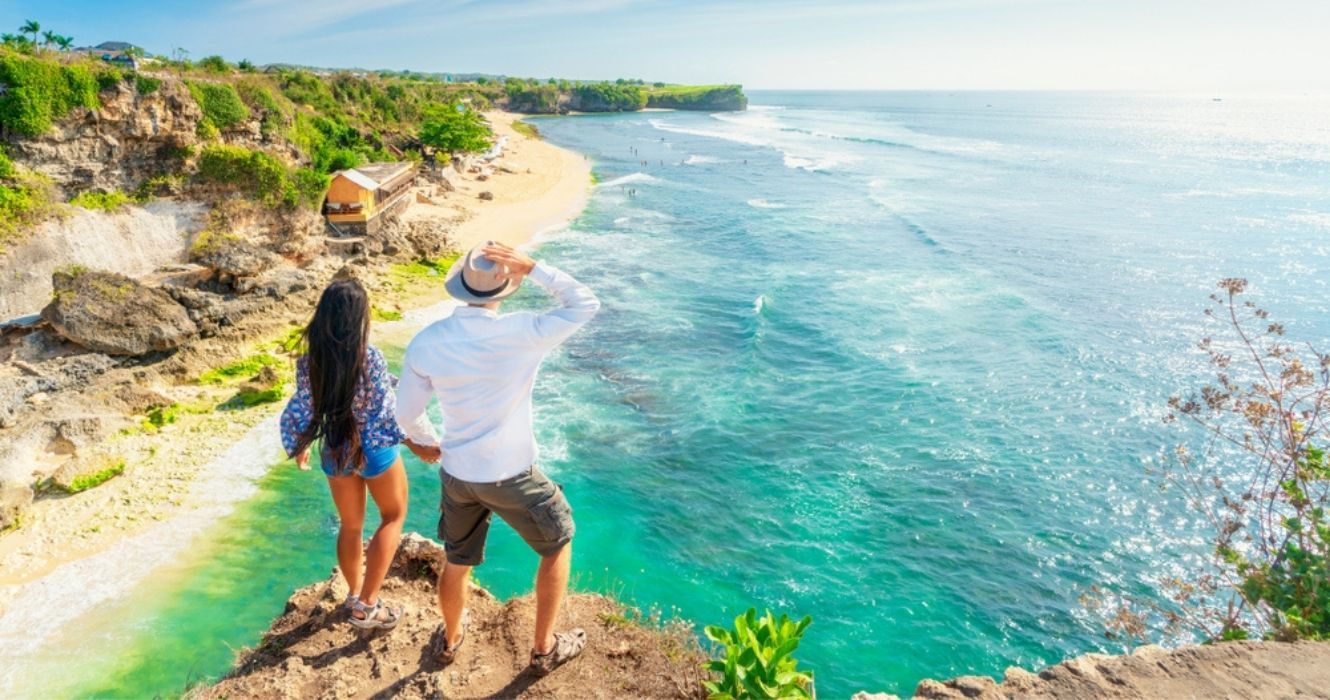 10 maneiras de visitar Bali dentro do orçamento (com dicas) 3 um casal em uma caminhada em bali de férias