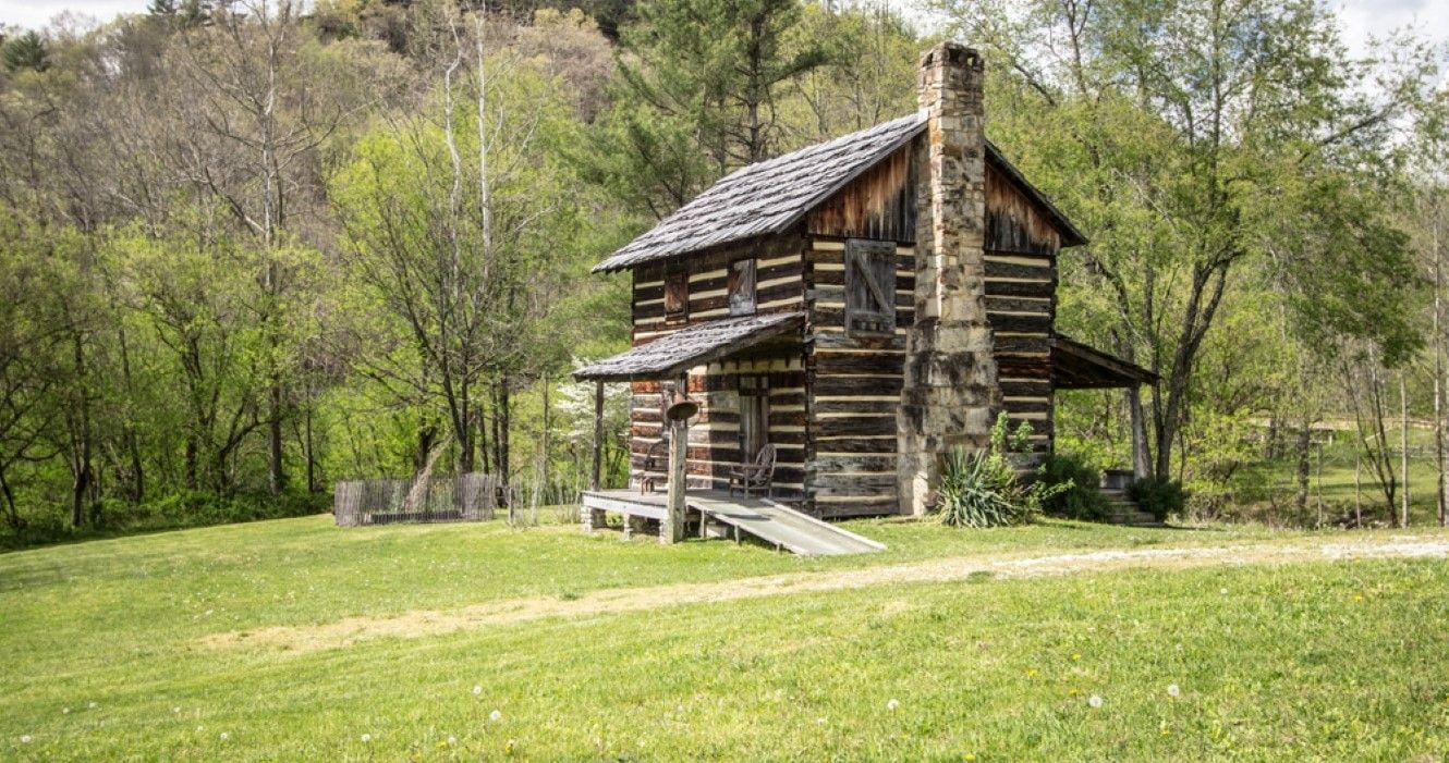 8 lugares para encontrar o aluguel de cabine perfeito em Kentucky 3 Cabana de madeira na Floresta Nacional Daniel Boone, Kentucky
