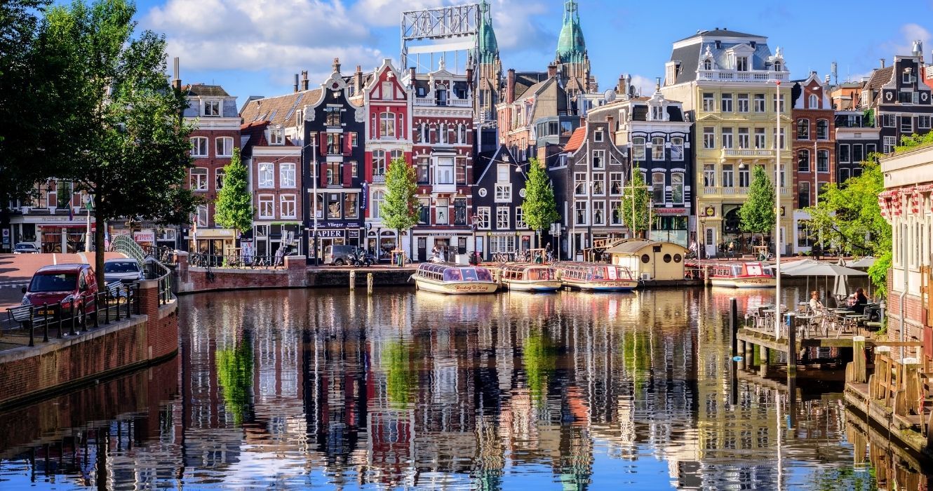A Holanda é o lar de algumas das melhores cidades do mundo 3 o reflexo de prédios coloridos no canal de amsterdã