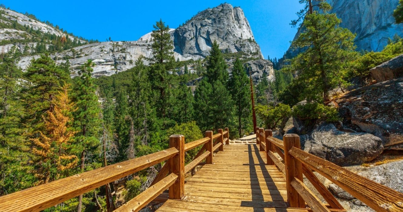 É por isso que a trilha da névoa no Half Dome deve estar na sua lista se você gosta de caminhar 3 a ponte na trilha da névoa até o half dome em yosemite
