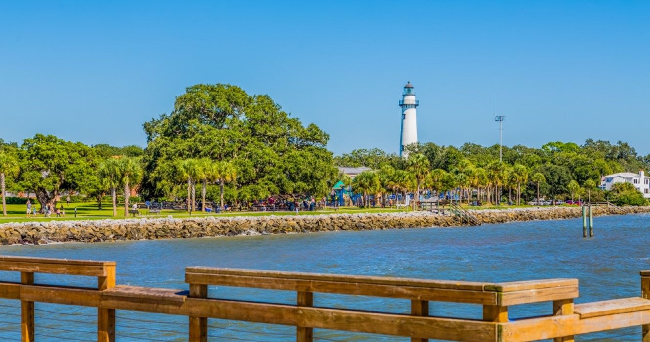 Saint Simons Park e farol do cais