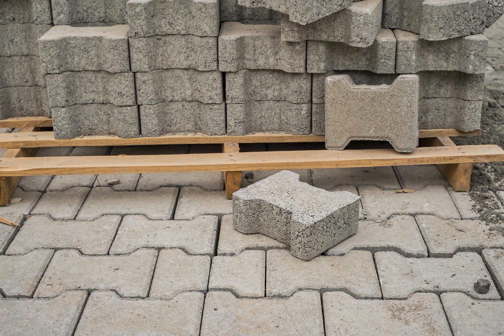 Quais as vantagens de usar paver de concreto na construção? 3 paver de concreto